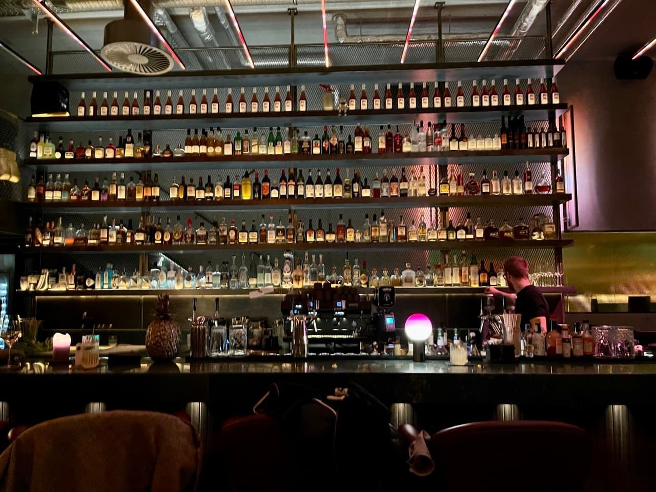 Stylische Bar mit großer Getränkeauswahl