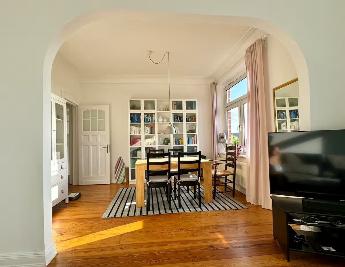 Esszimmer mit Bücherregal und TV