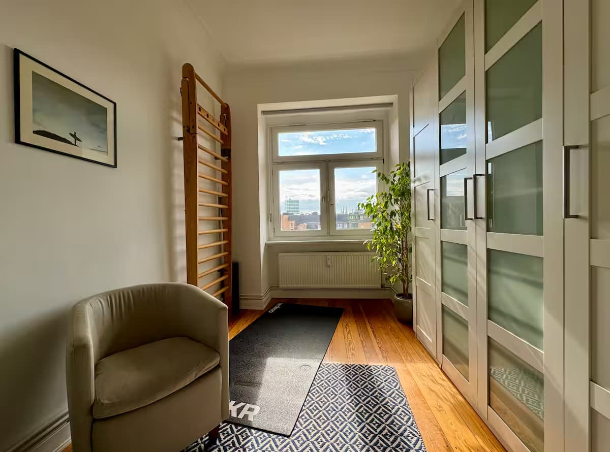 Flur mit Einbauschrank und Stadtblick