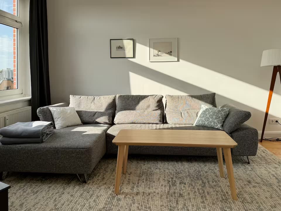 Gemütliches Wohnzimmer mit Couch