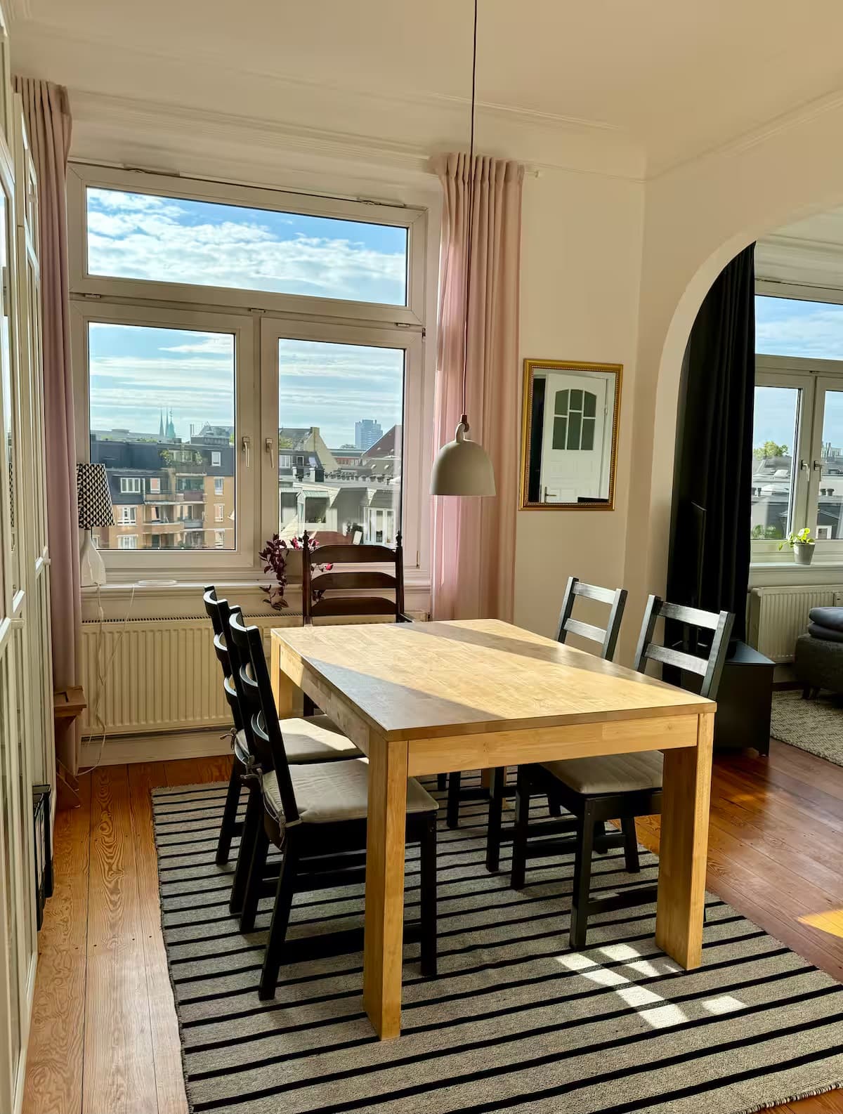 Esszimmer mit Blick auf die Stadt