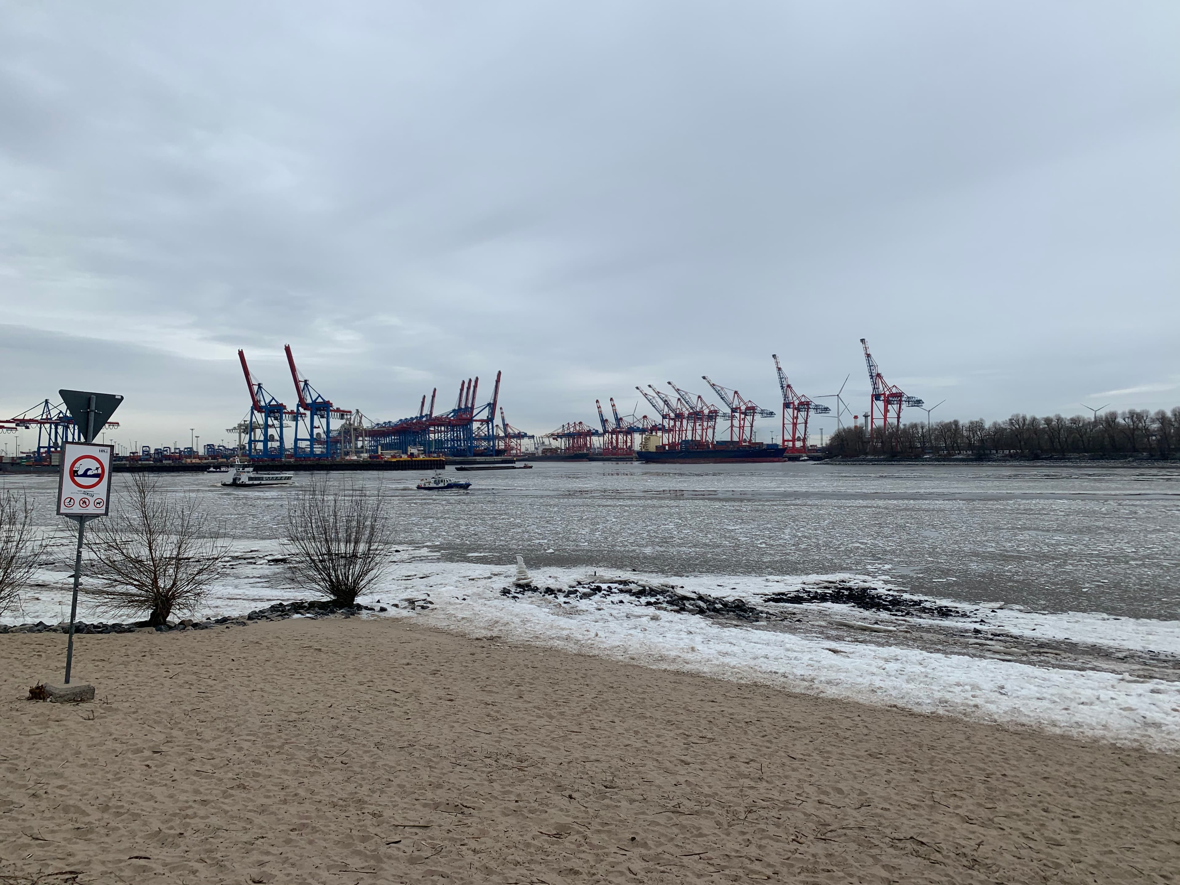 Blick auf den Hamburger Hafen und die Elbe